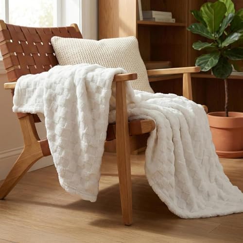 Americanflat 50x60 Jacquard Fleece Throw Blanket - Soft and Breathable Throw Blanket for Couch, Bed, Chair - Fleece Blankets Perfect for Home, Bedroom, or Outdoor Use - Checkered Design in Cream