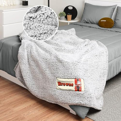 FOCO NFL Unisex-Adult NFL Team Logo Retro Cloud Sherpa Blanket 60" x 70"