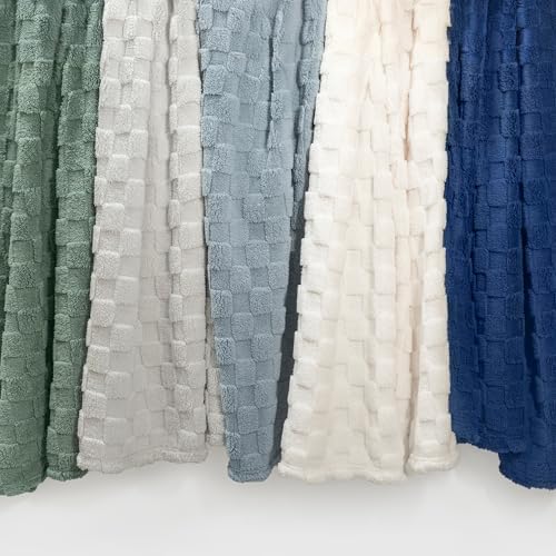Americanflat 50x60 Jacquard Fleece Throw Blanket - Soft and Breathable Throw Blanket for Couch, Bed, Chair - Fleece Blankets Perfect for Home, Bedroom, or Outdoor Use - Checkered Design in Gray