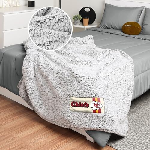 FOCO NFL Unisex-Adult NFL Team Logo Retro Cloud Sherpa Blanket 60" x 70"