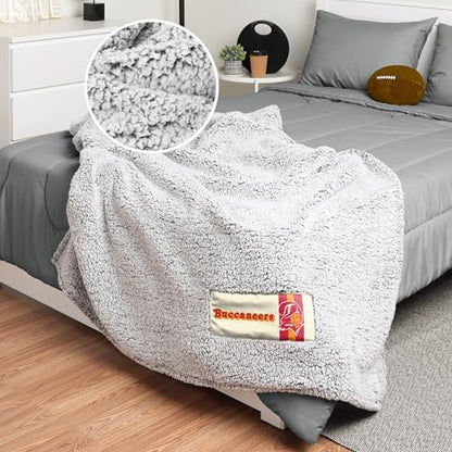 FOCO NFL Unisex-Adult NFL Team Logo Retro Cloud Sherpa Blanket 60" x 70"