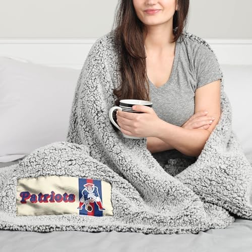 FOCO NFL Unisex-Adult NFL Team Logo Retro Cloud Sherpa Blanket 60" x 70"