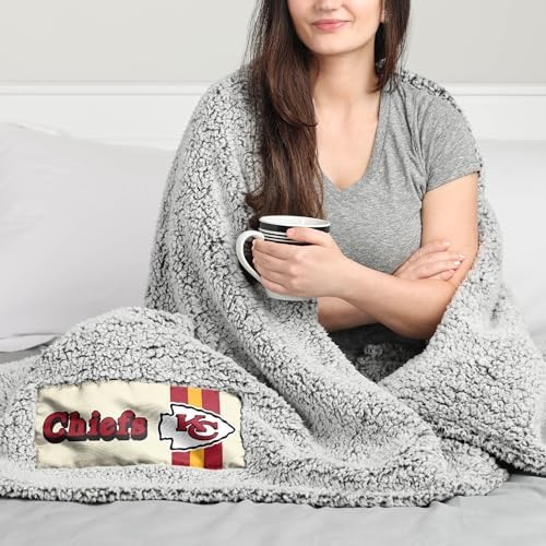 FOCO NFL Unisex-Adult NFL Team Logo Retro Cloud Sherpa Blanket 60" x 70"