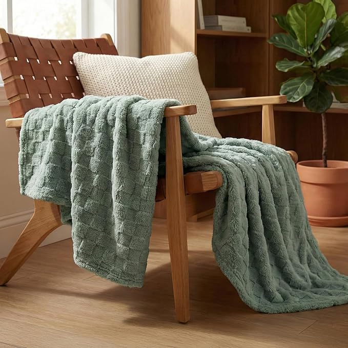 Americanflat 50x60 Jacquard Fleece Throw Blanket - Soft and Breathable Throw Blanket for Couch, Bed, Chair - Fleece Blankets Perfect for Home, Bedroom, or Outdoor Use - Checkered Design in Green