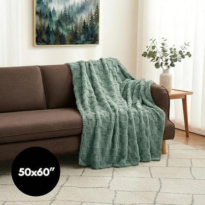 Americanflat 50x60 Jacquard Fleece Throw Blanket - Soft and Breathable Throw Blanket for Couch, Bed, Chair - Fleece Blankets Perfect for Home, Bedroom, or Outdoor Use - Checkered Design in Green