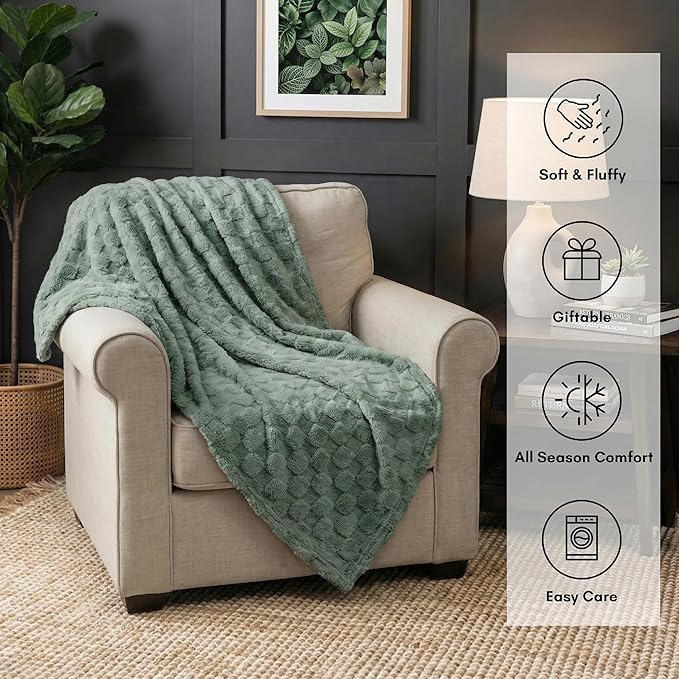 Americanflat 50x60 Jacquard Fleece Throw Blanket - Soft and Breathable Throw Blanket for Couch, Bed, Chair - Fleece Blankets Perfect for Home, Bedroom, or Outdoor Use - Checkered Design in Green