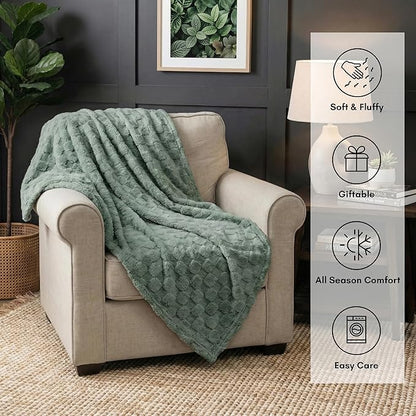 Americanflat 50x60 Jacquard Fleece Throw Blanket - Soft and Breathable Throw Blanket for Couch, Bed, Chair - Fleece Blankets Perfect for Home, Bedroom, or Outdoor Use - Checkered Design in Green